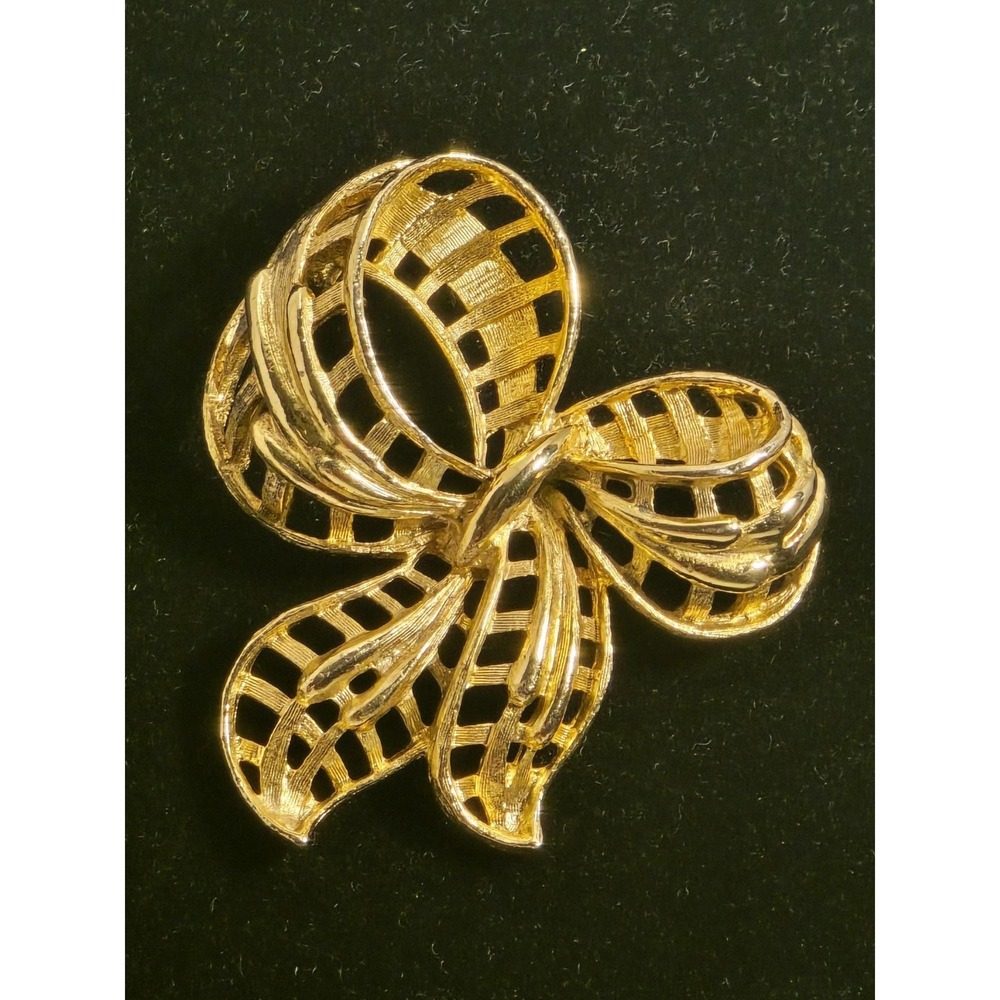 Vintage CORO Gold‎ Tone Bow Brooch – Open Filigree Classic Elegance 1960's
